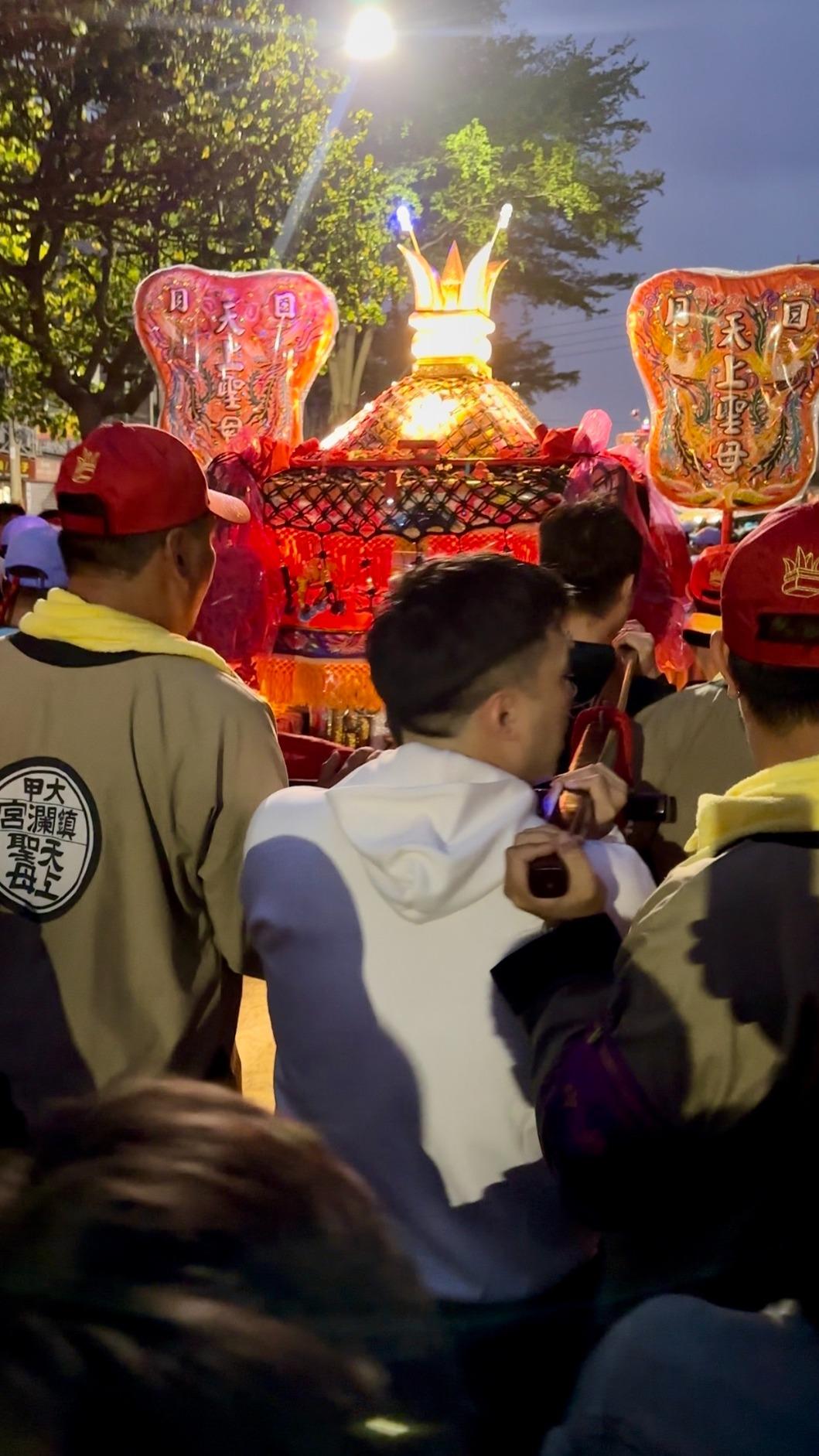 余祥銓抬轎。（圖／鴻凱娛樂提供）