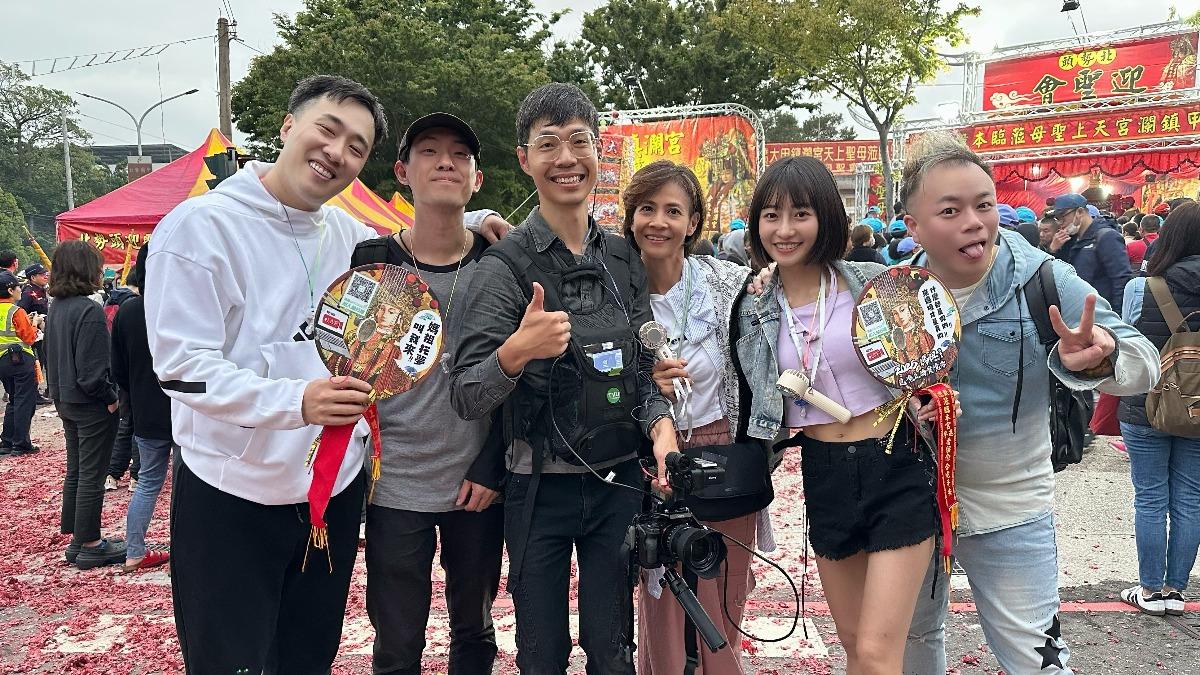 余祥銓（左）受邀主持媽祖遶境直播節目，最右為經紀人閃亮亮。（圖／鴻凱娛樂提供）