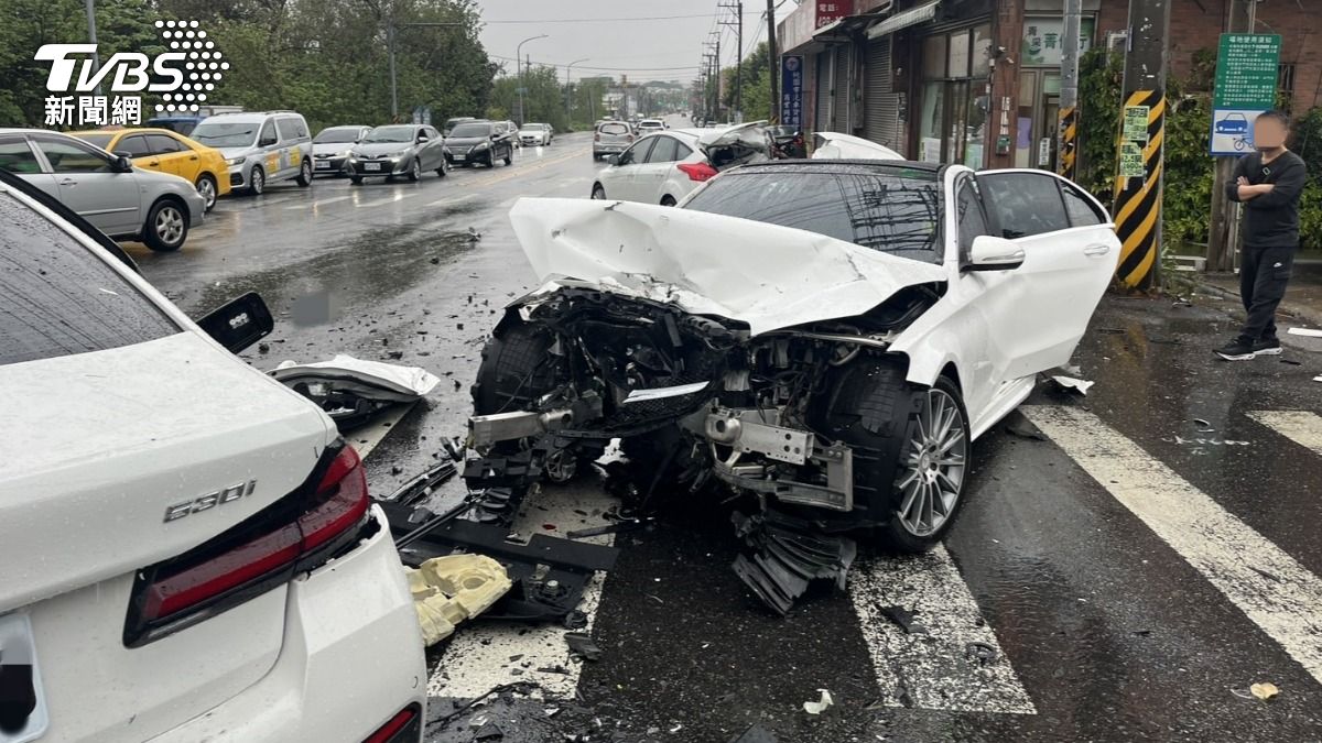 現場滿目瘡痍，被撞的賓士轎車幾乎全毁。（圖／TVBS）