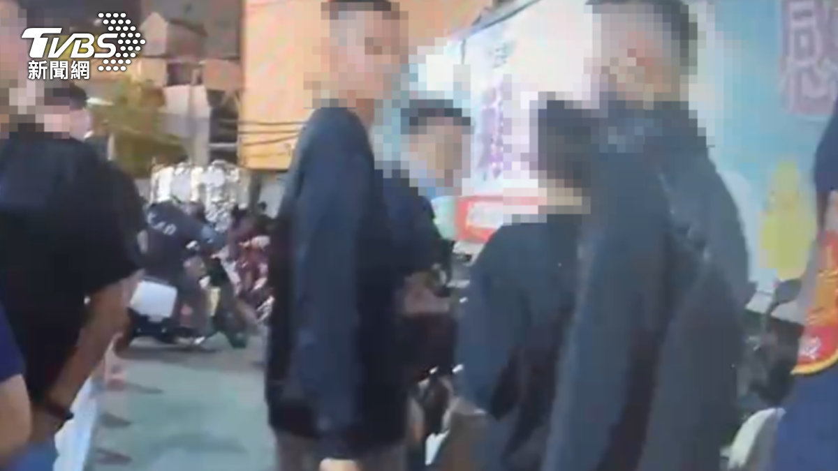 雙方共11人在網路上發生糾紛，相約於夜市談判。（圖／TVBS）