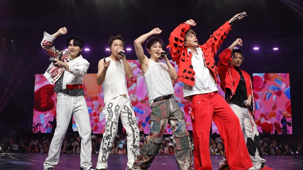 Energy重現〈同病相戀〉MV「書偉搖」逗趣可愛。（圖／相信音樂提供）