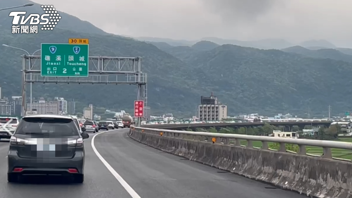 下午國道共有13處恐壅塞'。（圖／TVBS）