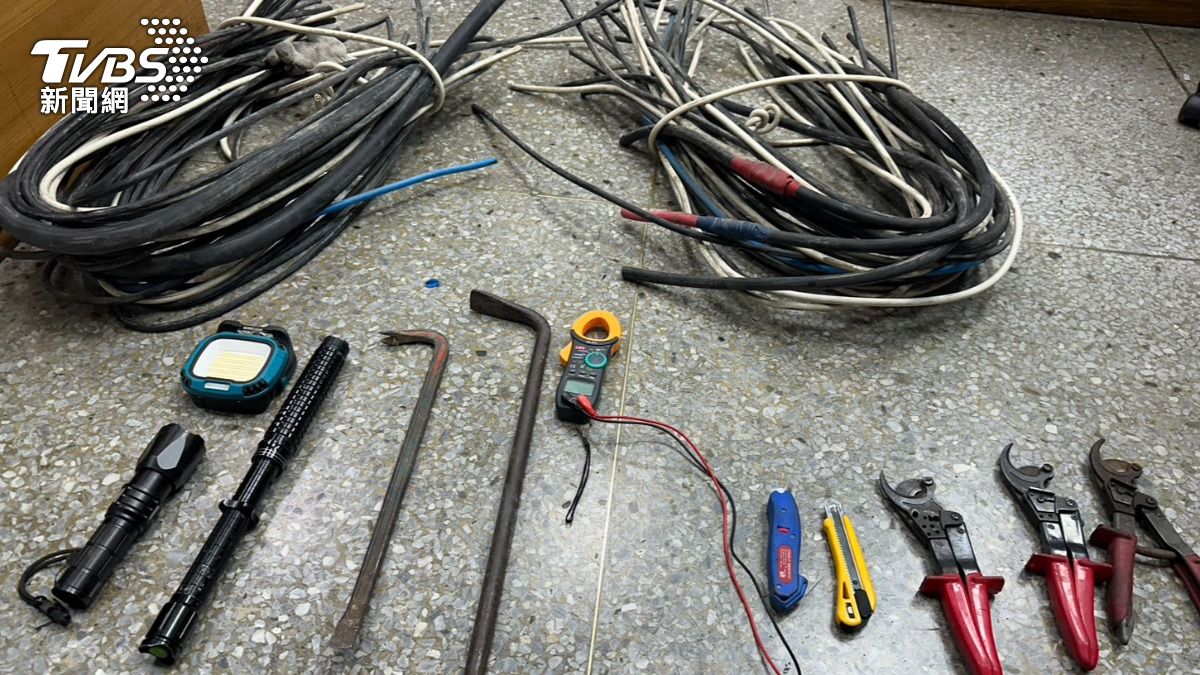 警方查扣犯案工具與贓物。（圖／TVBS）