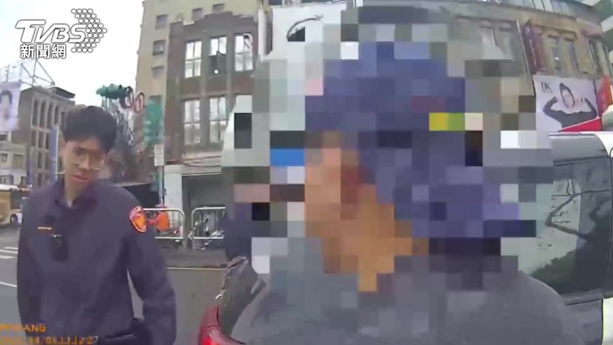 嫌犯被依竊盜罪嫌帶回偵辦。（圖／TVBS）