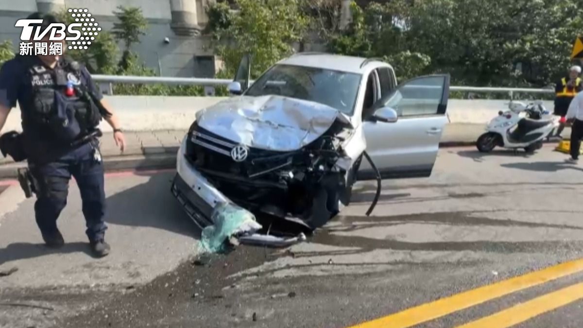小客車車頭毀損嚴重。（圖／TVBS）