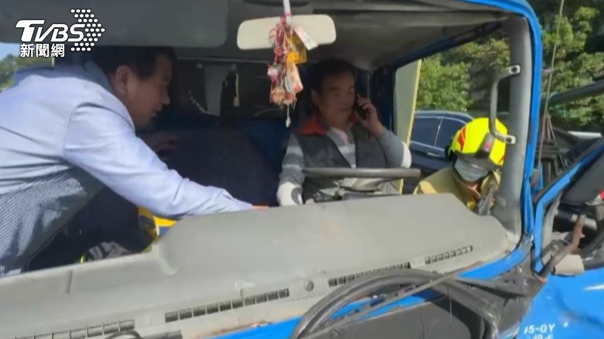 貨車駕駛一度受困車內，動彈不得。（圖／TVBS）