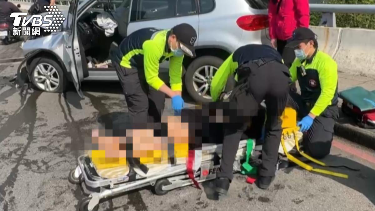 小客車女駕駛受傷緊急送醫。（圖／TVBS）