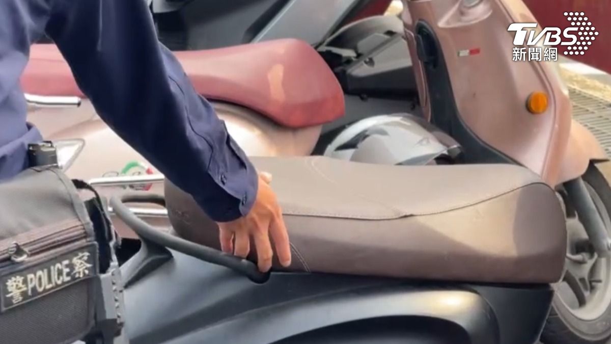 員警逐一檢查機車置物箱是否有蓋緊。（圖／TVBS）