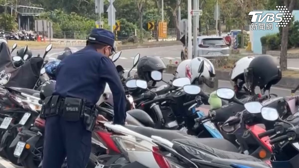 發現車廂沒蓋好還會主動壓好蓋上。（圖／TVBS）