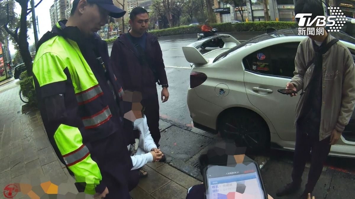 警方逮捕詐團監控手。（圖／TVBS）