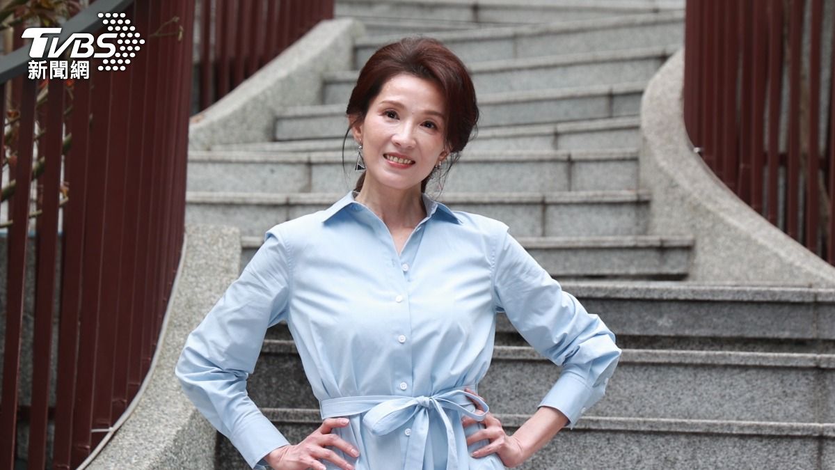 56歲葉全真爆熱戀！甜牽政大EMBA帥男　親回8字「認愛」了