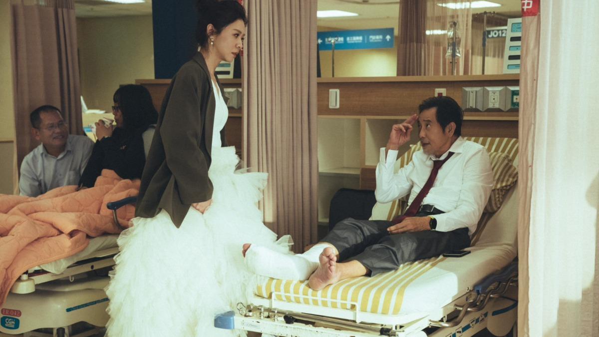 《忘了我記得》秦漢（右）騎單車赴女兒謝盈萱婚禮摔倒送醫。（圖／Netflix提供）