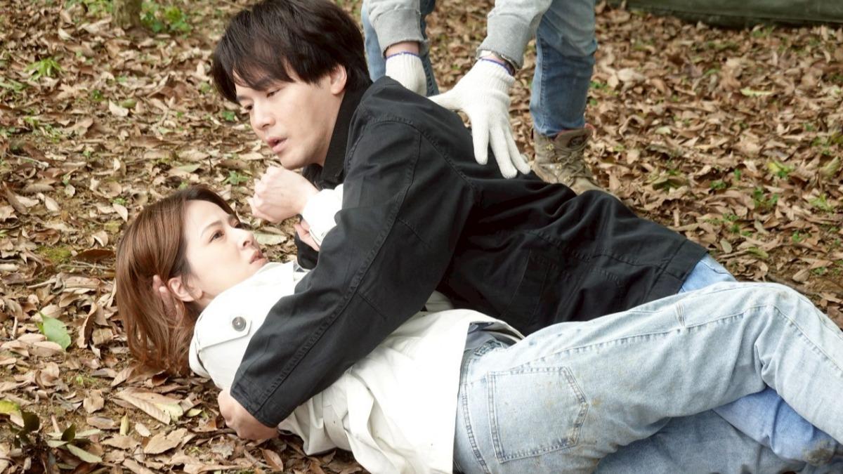 蘇晏霈（左）跟黃文星狼狽滾山坡。（圖／民視提供）