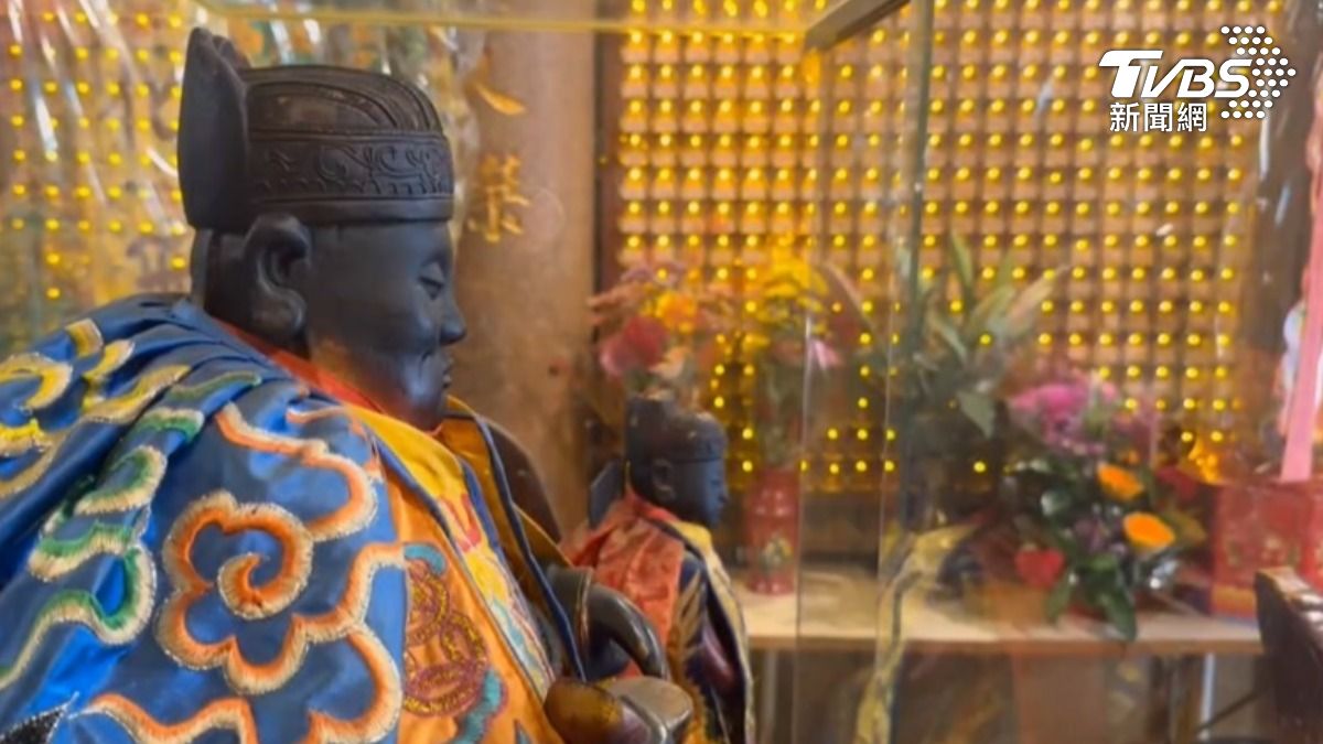 信徒在遶境時經過該廟。（圖／TVBS）