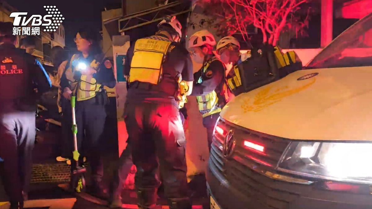 在破窗過程中，員警右手被駕駛座車窗玻璃劃傷。（圖／TVBS）