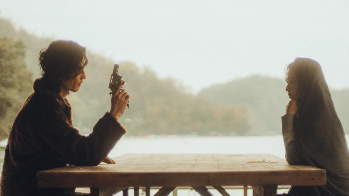 李英宏（左）在東方美人MV中自行演出。（圖／晝夜娛樂產業有限公司提供）