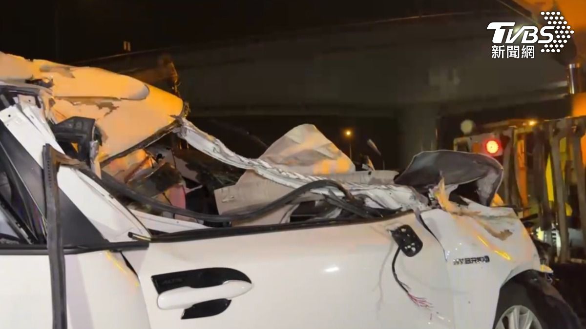 計程車因撞擊力道強烈，車頂幾乎削掉一半。（圖／TVBS）