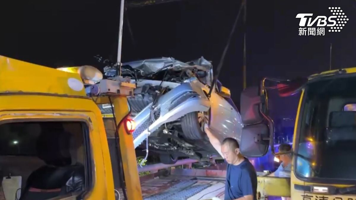 計程車因撞擊力道強烈，車頂幾乎削掉一半。（圖／TVBS）