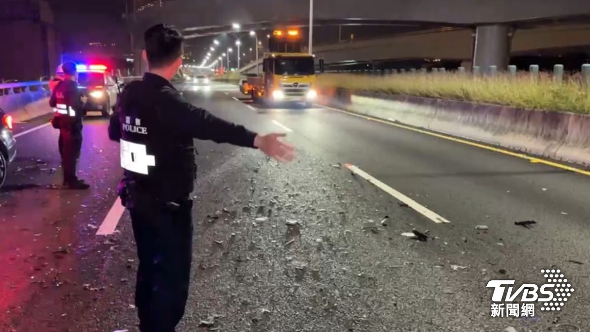 貨櫃拖板車、賓士車及多元計程車三台車追撞。（圖／TVBS）