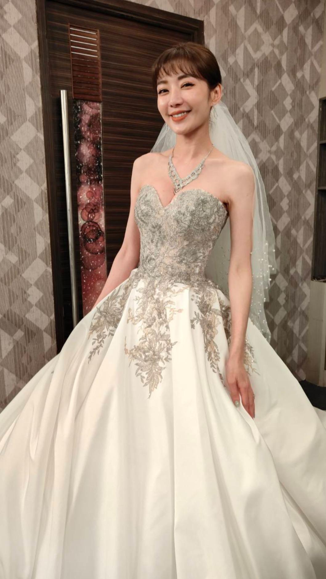 羅巧倫新娘扮相美艷動人。（圖／J2 Plus 婚紗攝影提供）