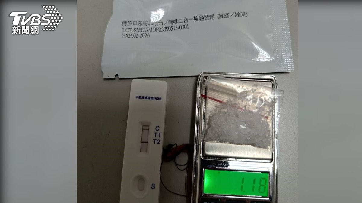 吳男口袋掉出一包安非他命。（圖／TVBS）