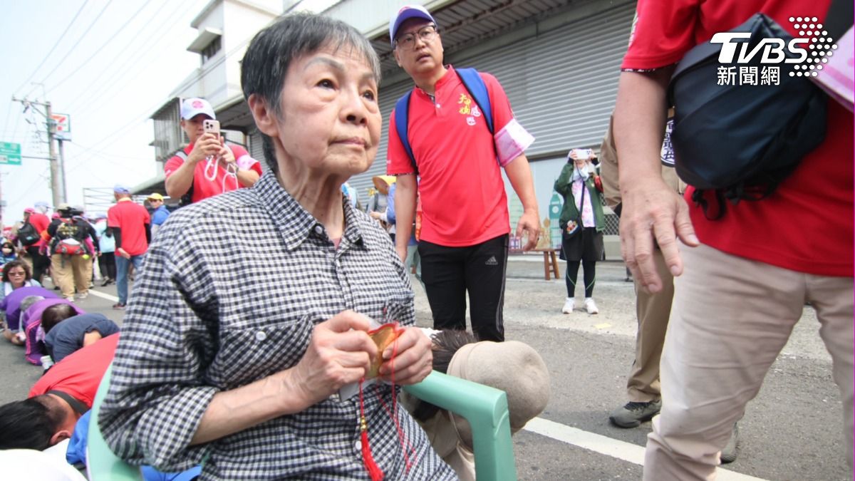 婦人獻上金牌給大甲媽祖。（圖／TVBS）