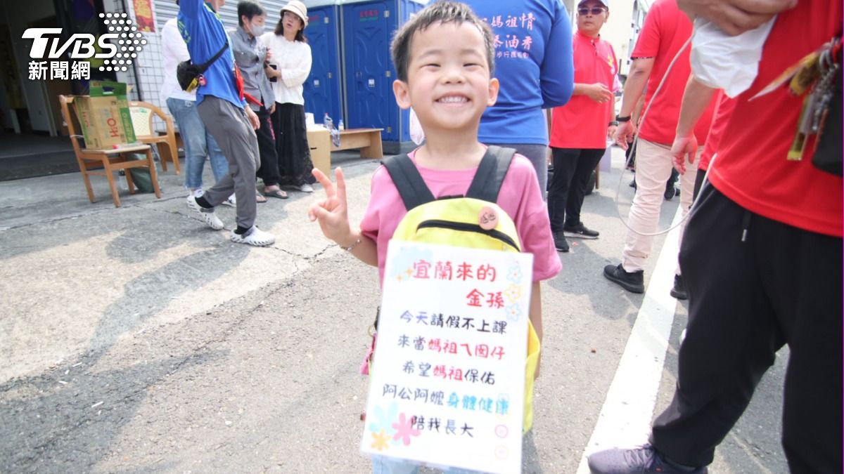 男童和家人一起參加遶境。（圖／TVBS）