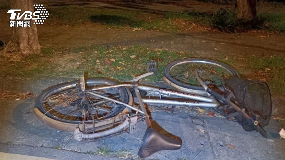 張翁疑似逆向闖燈，與救護車發生碰撞。（圖／TVBS）