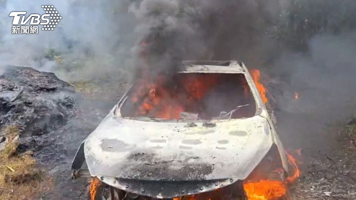 小客車自燃。（圖／TVBS）