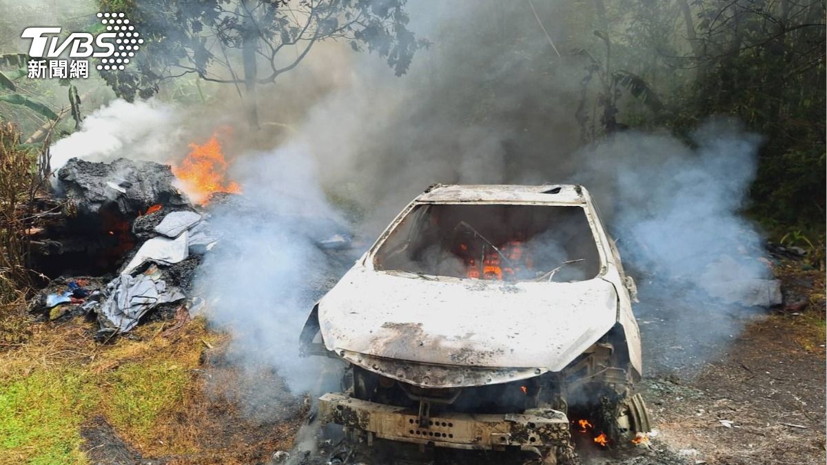 小客車車體已成焦黑。（圖／TVBS）