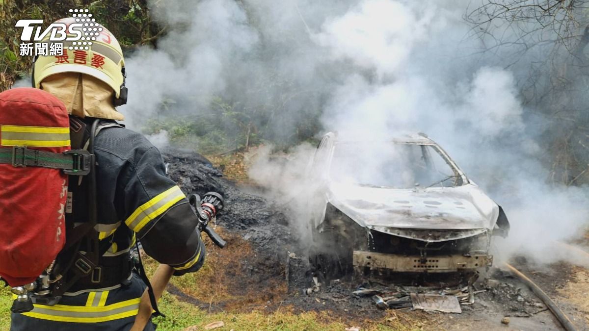消防員獲報趕抵現場滅火。（圖／TVBS）