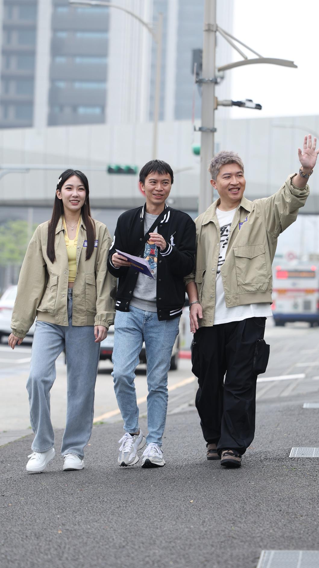 張立東（右）主持新網路節目《王牌住選員》。（圖／Yahoo提供）