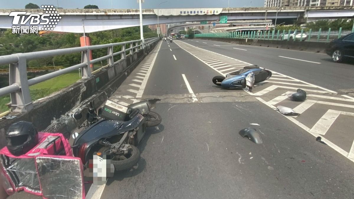 騎士為了找噴飛的藍芽耳機，慘被後方機車追撞，造成4車連環事故。（圖／TVBS）