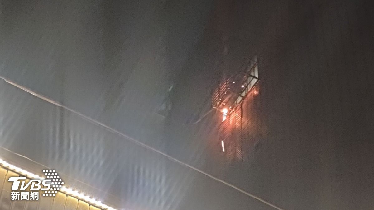 基隆市仁愛區南榮路一棟7層樓民宅，今（10）日凌晨發生火警。（圖／TVBS）