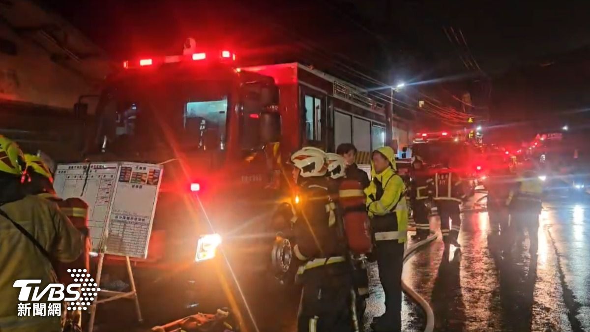 突如其來的火警驚醒不少睡夢中住戶。（圖／TVBS）