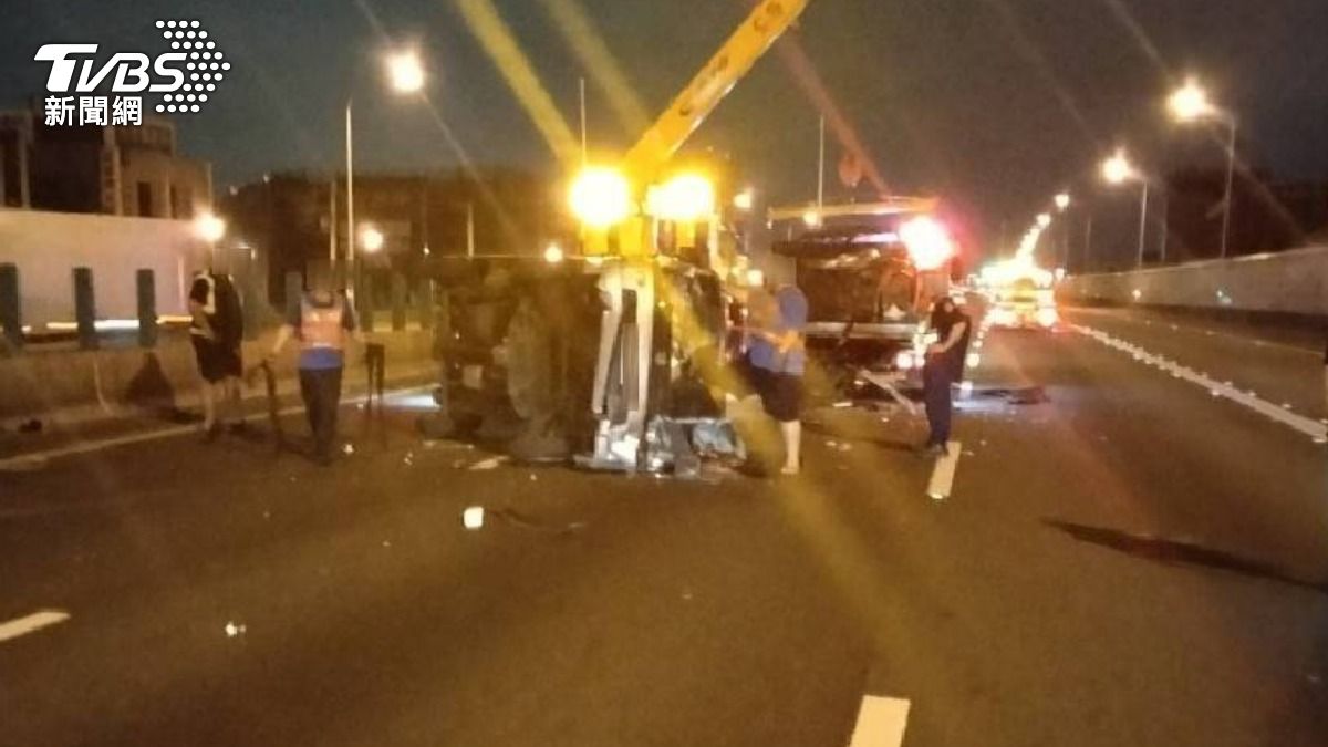 小貨車駕駛林男反應不及撞上並翻車。（圖／TVBS）