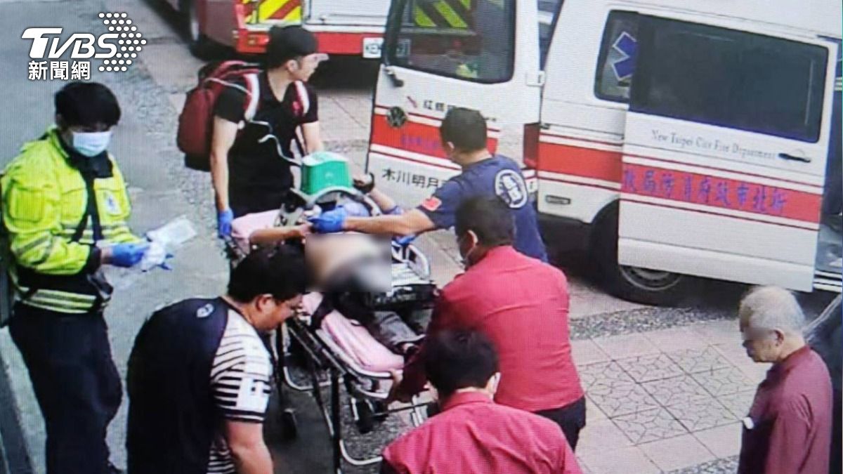 警消人員將婦人送醫搶救。（圖／TVBS）