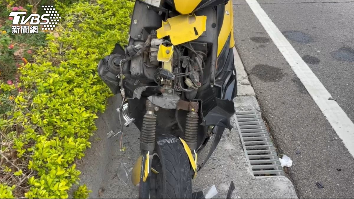 機車追撞前方小客車，車頭近乎全毀。（圖／TVBS）