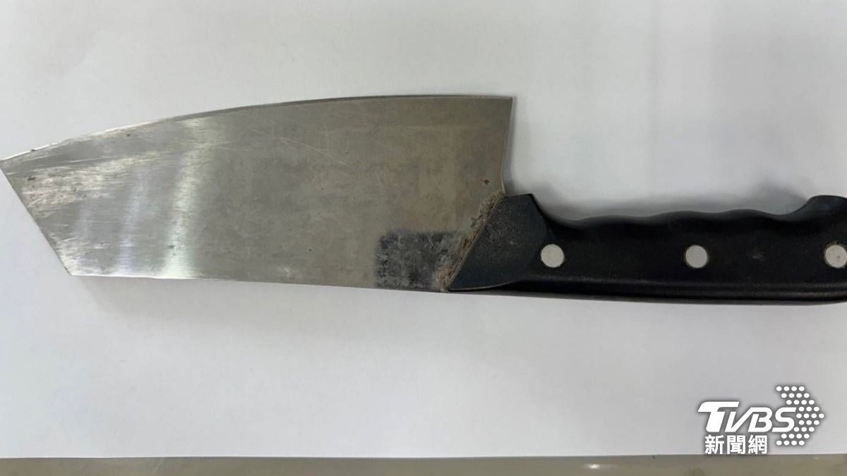 張男拿出菜刀架住對方頸部，把人強押至牆邊撫摸胸部。（圖／TVBS）