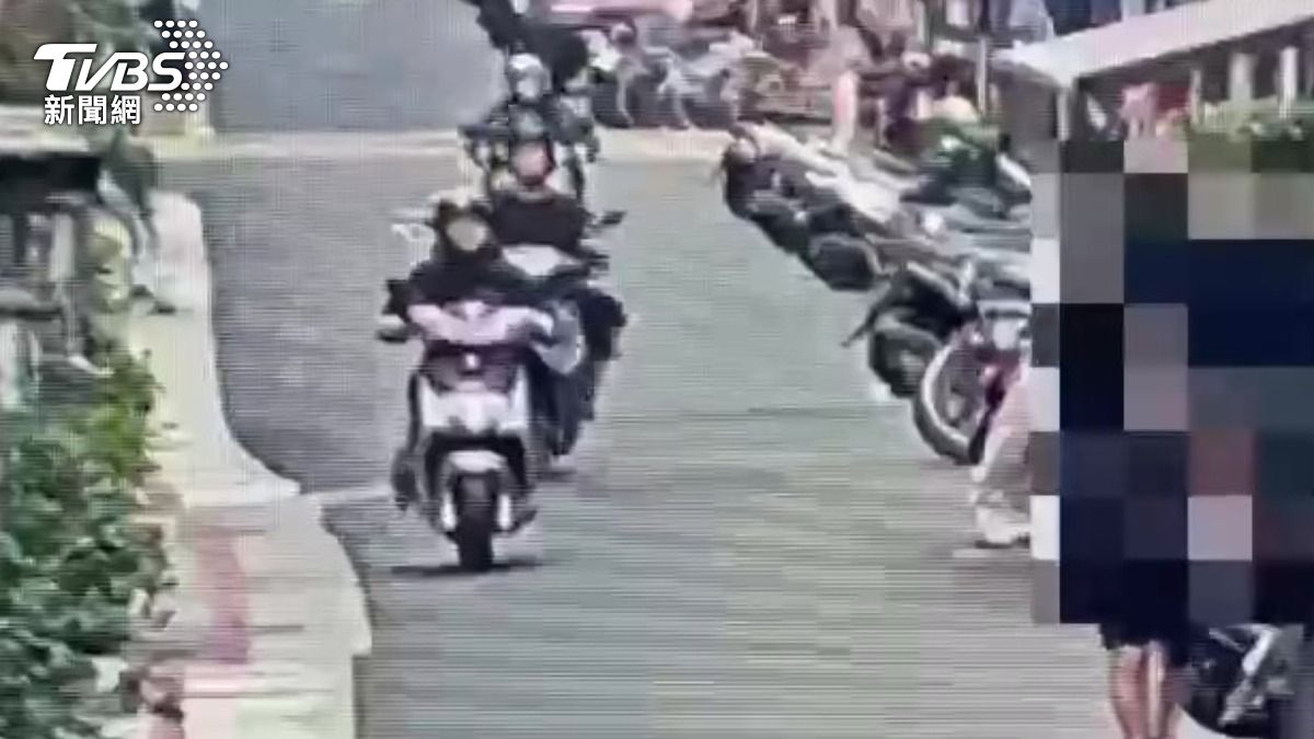 事發前嫌犯於後方疑似惡意逼車。（圖／TVBS）