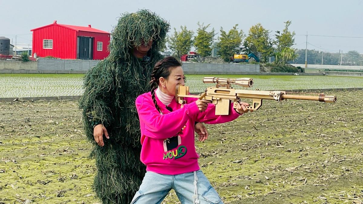楊繡惠出手射擊。（圖／民視提供）
