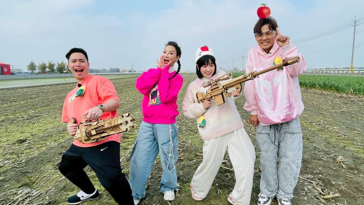 無尊（左起）、楊繡惠、籃籃和阿翔出外景。（圖／民視提供）