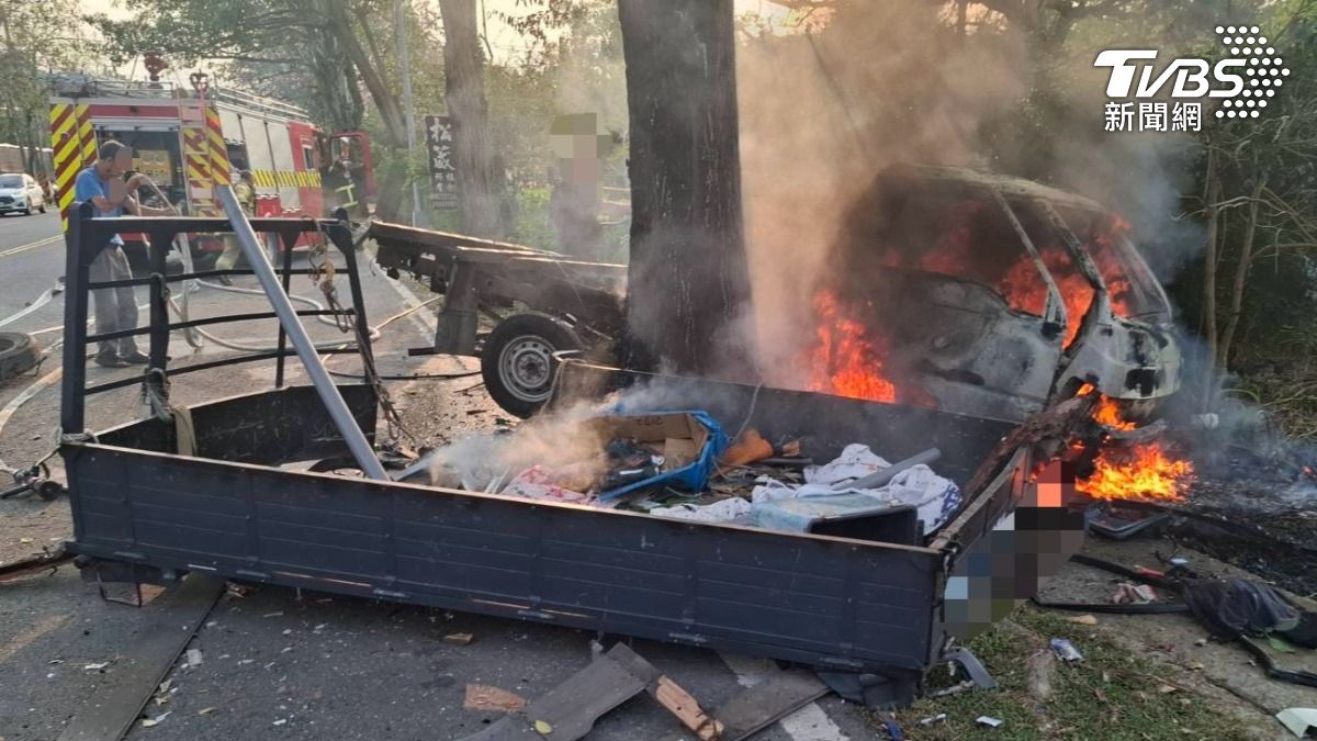 小貨車自撞被燒成焦黑廢鐵。（圖／TVBS）