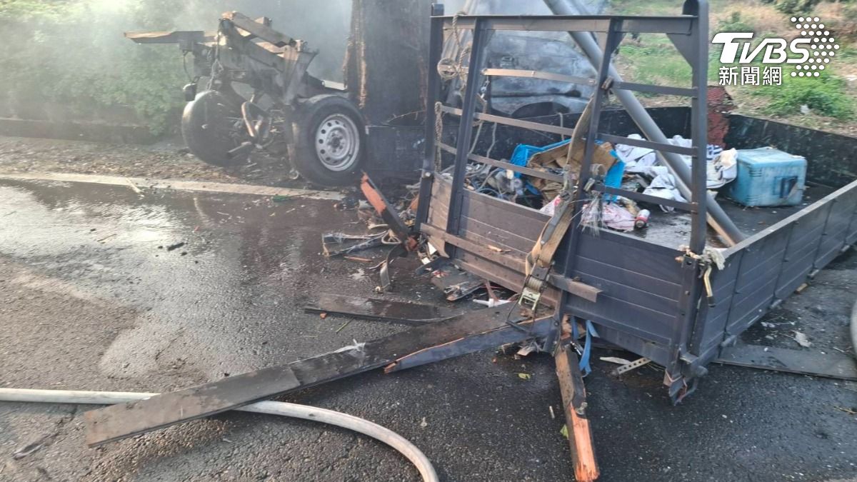 警方在車上發現疑似毒品施用針頭以及相關殘留包。（圖／TVBS）