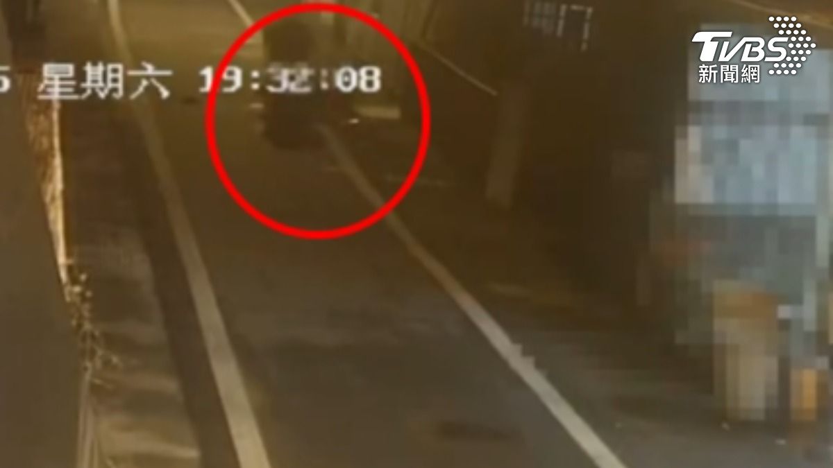 花蓮一名男子不滿鄰居欠債不還，將對方壓制在地毆打。（圖／TVBS）