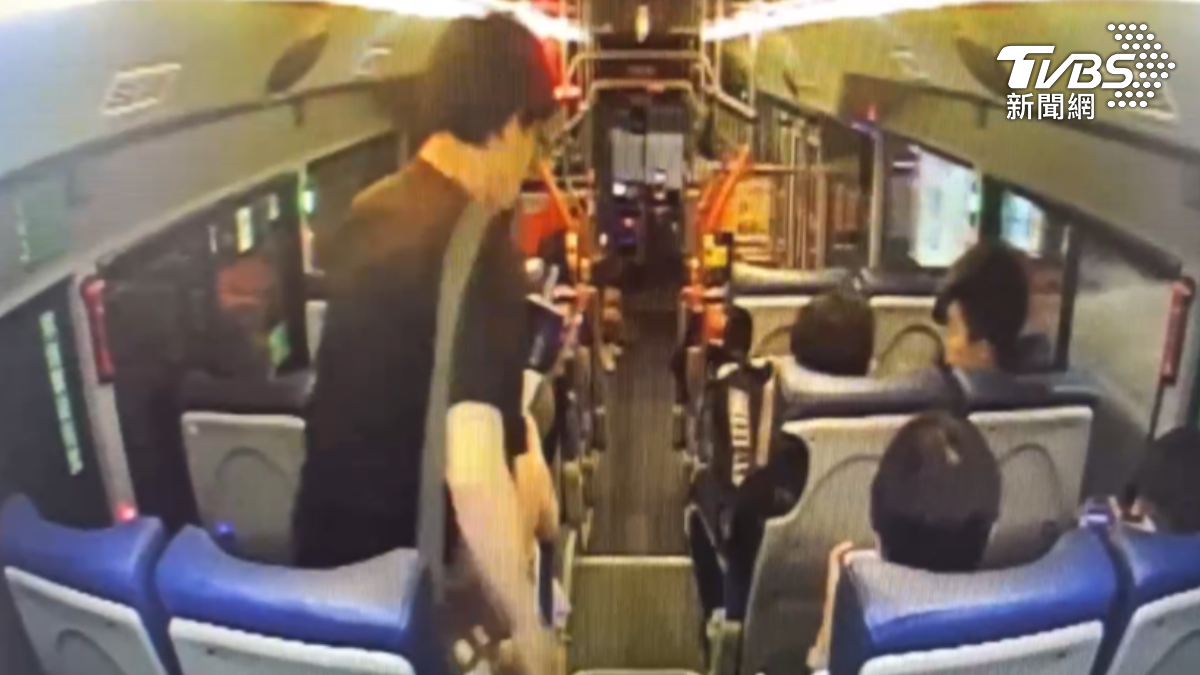 學生發現快到站後起身準備下車,遭公車司機痛罵10分鐘。(圖/TVBS)