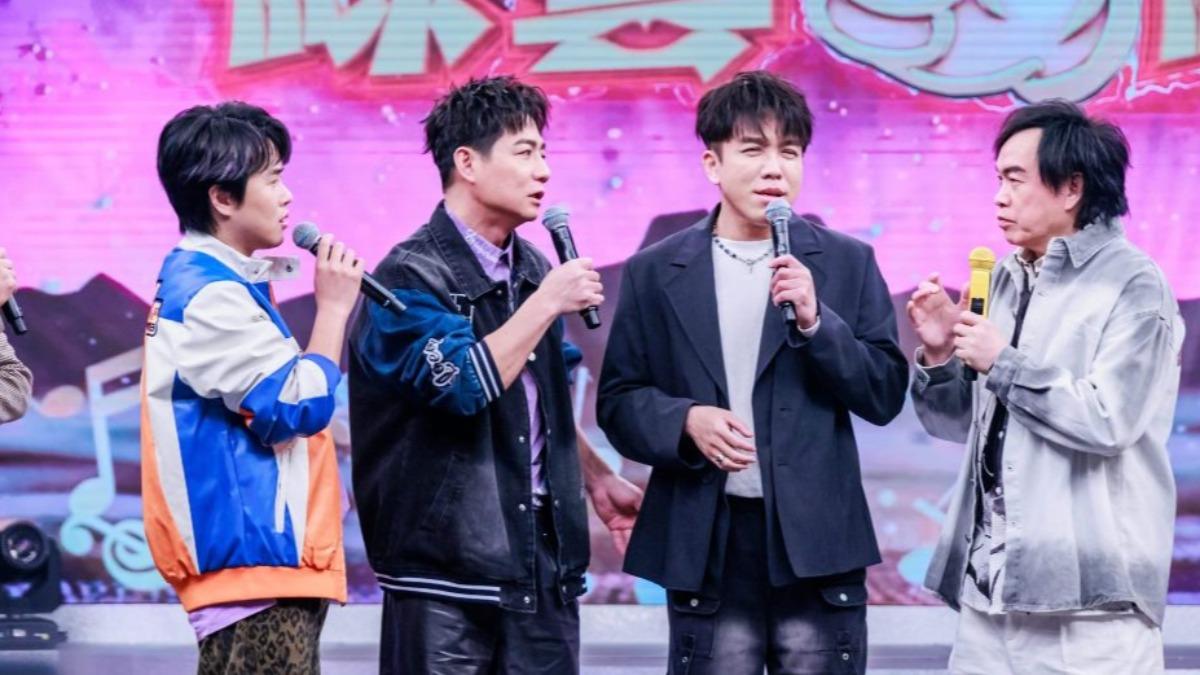 主持人許志豪（右2）見翁鈺鈞秒暈船。（圖／中視提供）