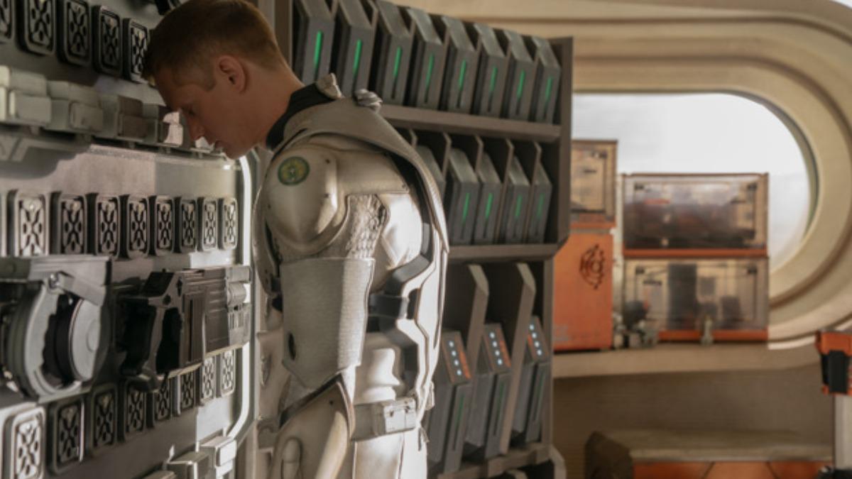 亞歷山大史柯斯嘉變身超厭世機器人，討厭與人類相處。（圖／Apple TV+提供）