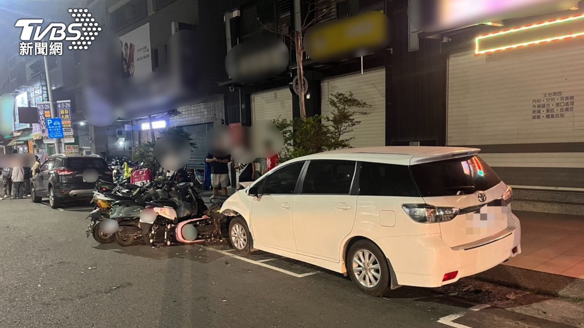 高雄男子深夜疲勞駕駛，連環撞了15車。（圖／TVBS）