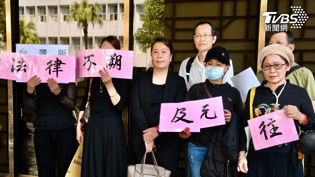 前南投縣議員史雪燕、委任律師李震華、聲援的陸配。（圖／胡瑞麒攝）